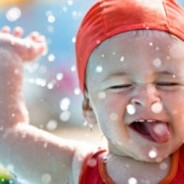 Votre bébé à la piscine : conseils et astuces pour en faire un loup de mer…