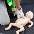 premiers secours prodigués à bébé
