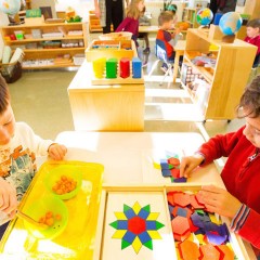 Cinq activités Montessori à pratiquer avec votre bout de chou !