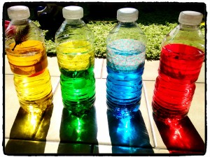 bouteille d'eau colorées pour activité Montessori