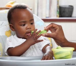 bébé mange des concombres