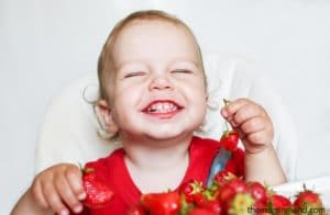 bébé mange des fraises