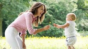 bebe se promène avec maman