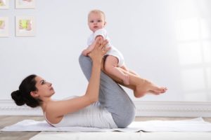 bébé et maman font du yoga