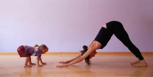 bébé et maman partagent un moment de yoga
