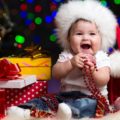 bébé découvre ses cadeaux de Noël