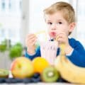 bébé mange boit des jus de fruits