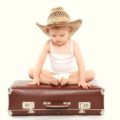bébé est assis sur la valise