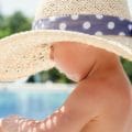 bébé prend le soleil, bien hydrater bébé pendant l'été